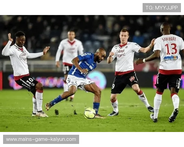 里昂中场渗透精准，法甲战局再现悬念