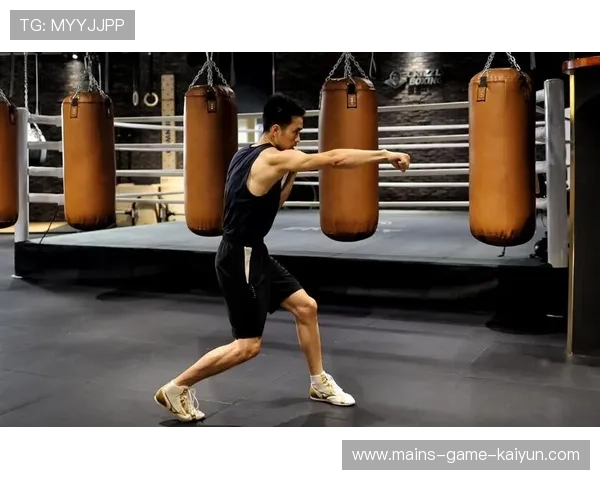 拳击对抗赛爆发直拳命中对方下颚的瞬间与坚持之路