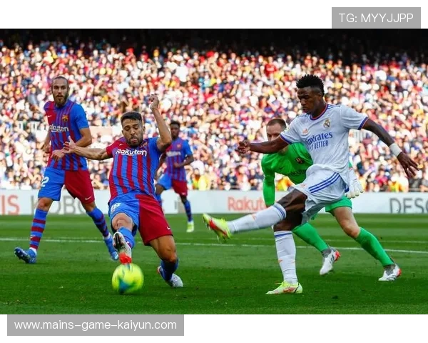 西甲皇马中路穿插造成混乱，前锋把握住机会的制胜瞬间