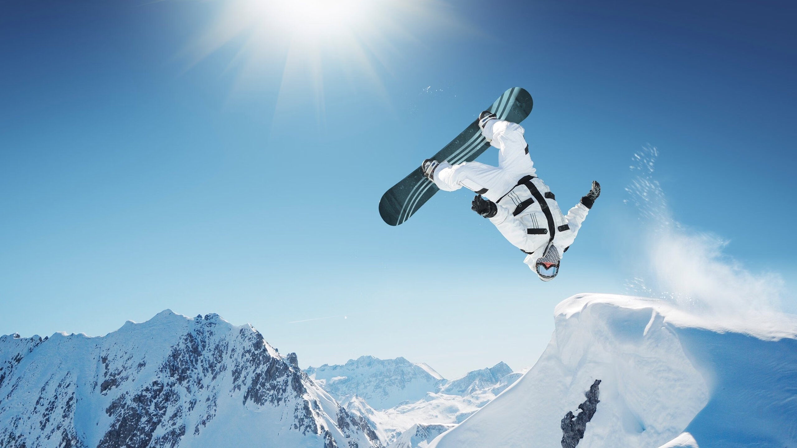 羽毛球赛场多场比赛进入决胜局